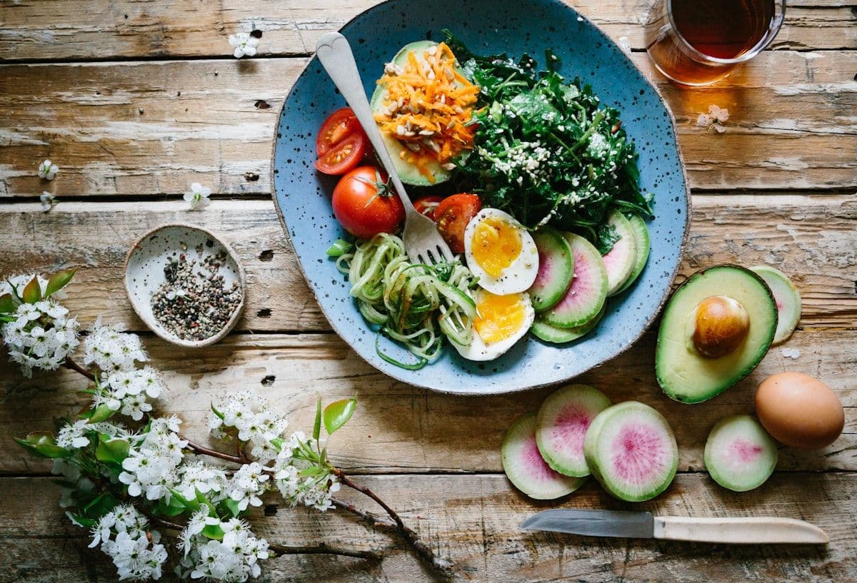 Tazón de avena con frutas y miel para cargar energía antes de una carrera