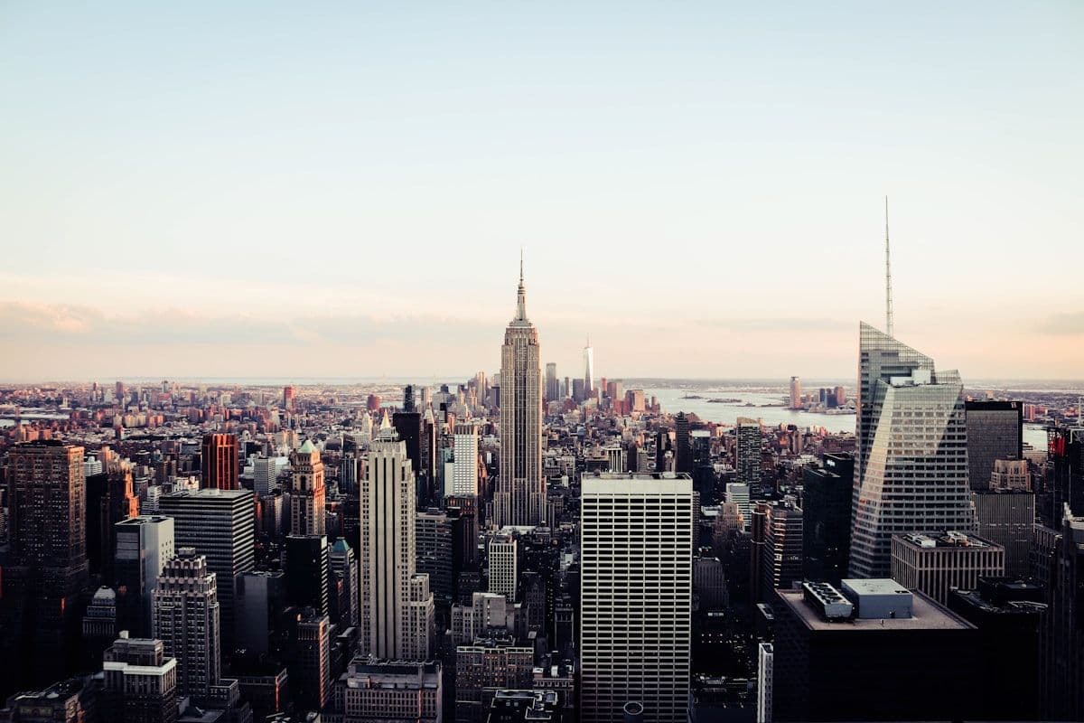 Puente de Brooklyn y el skyline de Nueva York al amanecer