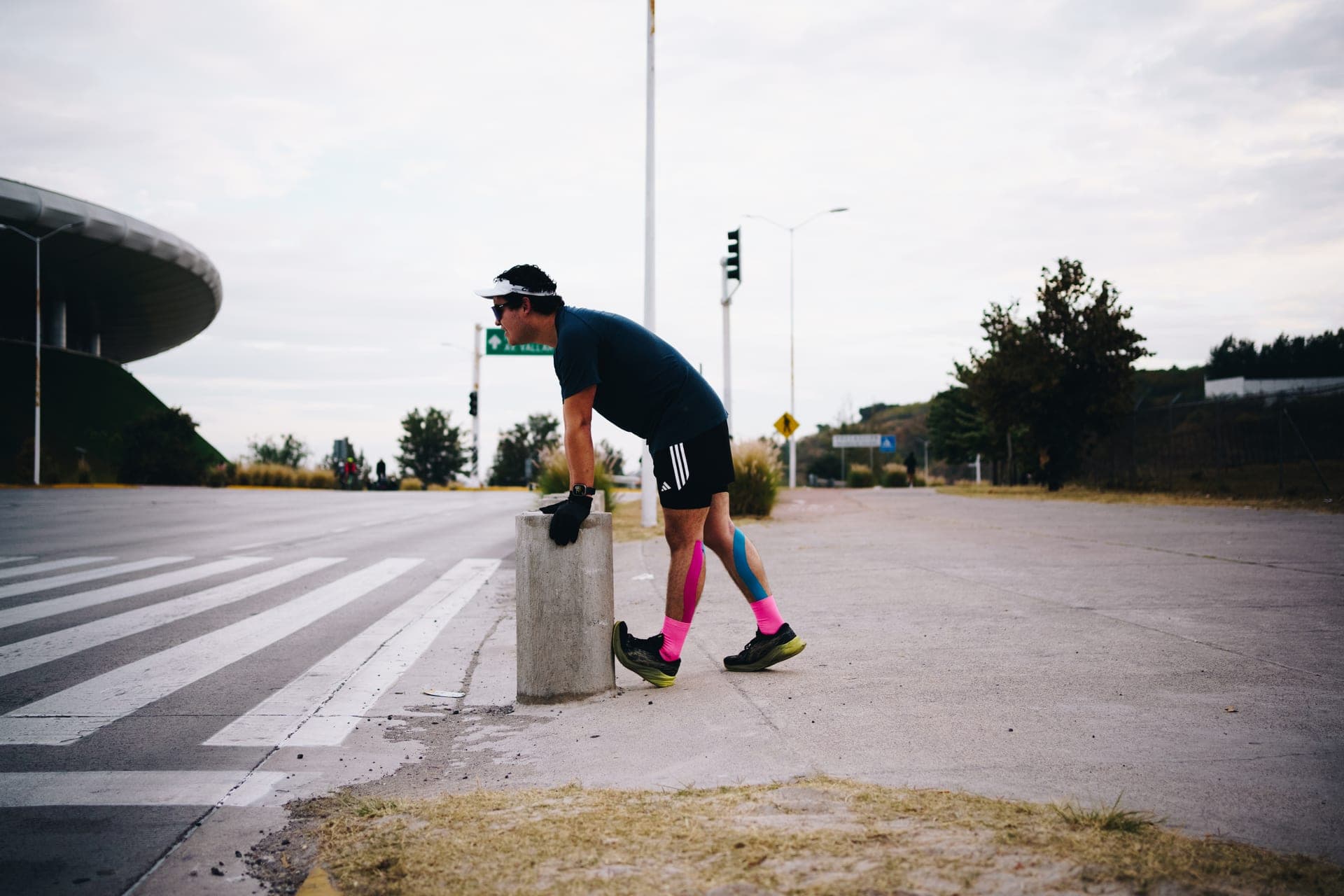 Atleta Wave One estirando junto a una arena urbana