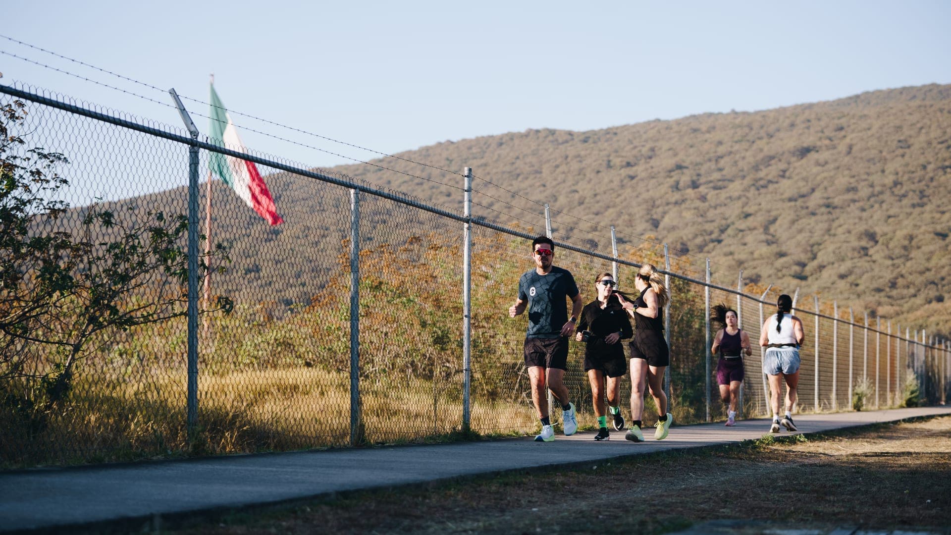 Grupo Wave One corriendo hacia las montañas mexicanas en hora dorada